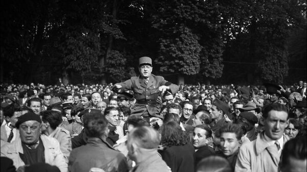Генерал Шарль де Голль (в центре), бывший командующий Свободными силами Франции и основатель в 1947 году партии «Французское народное ралли», несут на плечах членов своей партии. 01 мая 1948 года в Париже.