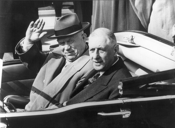 Лидер СССР Никита Хрущев с президентом Франции Шарлем де Голлем