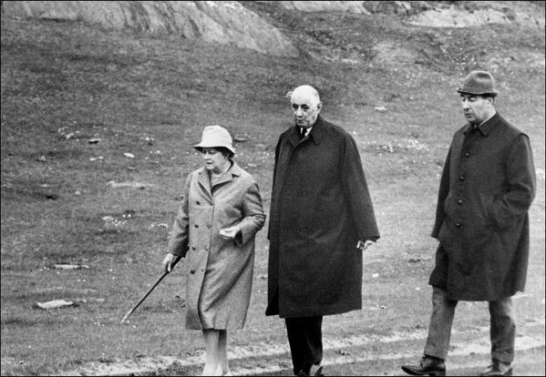  президент Франции генерал Шарль де Голль, 78 лет, (C) в окружении своей жены Ивонн
