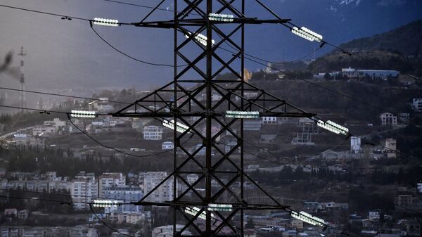 Высоковольтная линия электропередачи возле Ялты в Крыму