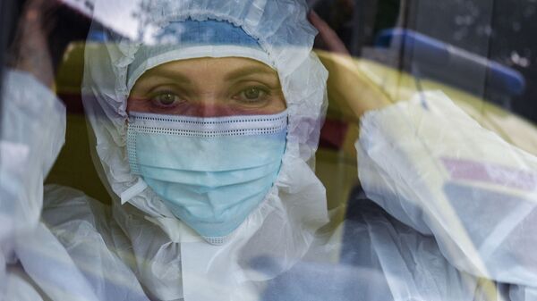 Фельдшер Крымского Республиканского центра медицины катастроф и скорой медицинской помощи во время работы. Съемка через стекло