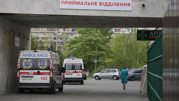 Автомобили скорой помощи у здания Киевской городской больницы скорой медицинской помощи