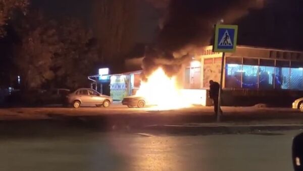 В Симферополе три товарища вскрыли автомобиль, украли ценные вещи, а машину облили бензином и подожгли