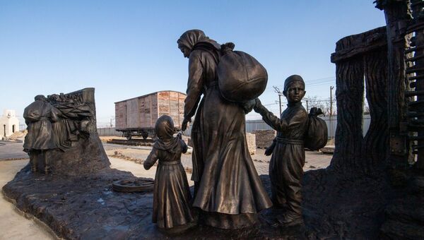 Строительство мемориала  жертвам депортации на станции Сирень