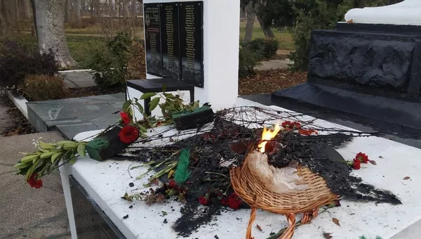 Вандалы сожгли венки на Вечном огне в Саках