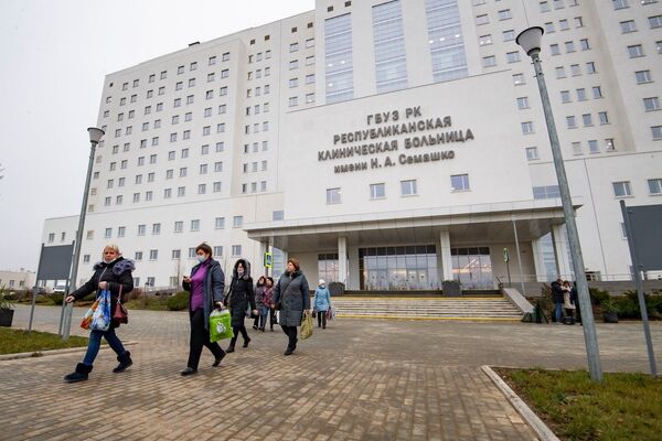Белоснежные двери распахнула новейшая суперсовременная больница им. Семашко, рассчитанная на более чем 700 коек. 