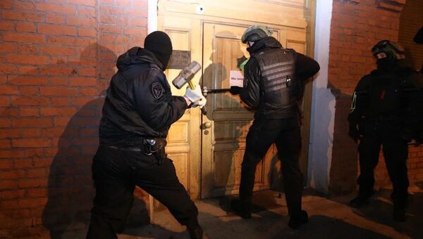 ОМОНовцы Москвы с кувалдой и ломом вскрыли работающий по ночам бар