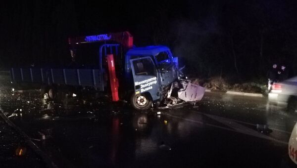 Легковушка разбилась всмятку в ДТП с грузовиком в Крыму