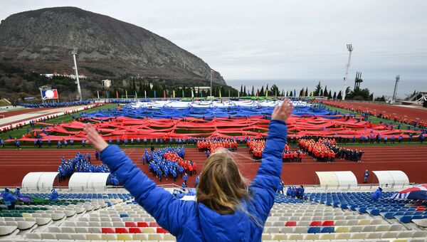 Гигантский флаг РФ в поддержку российских спортсменов развернули в Артеке