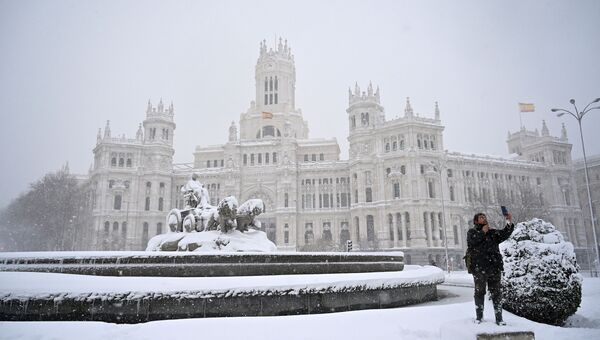 Снегопад в Мадриде. Здание почтамта на площади Сибелес