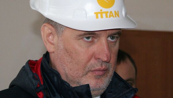 Председатель совета директоров и владелец холдинга Group DF Дмитрий Фирташ во время посещения завода Крымский титан