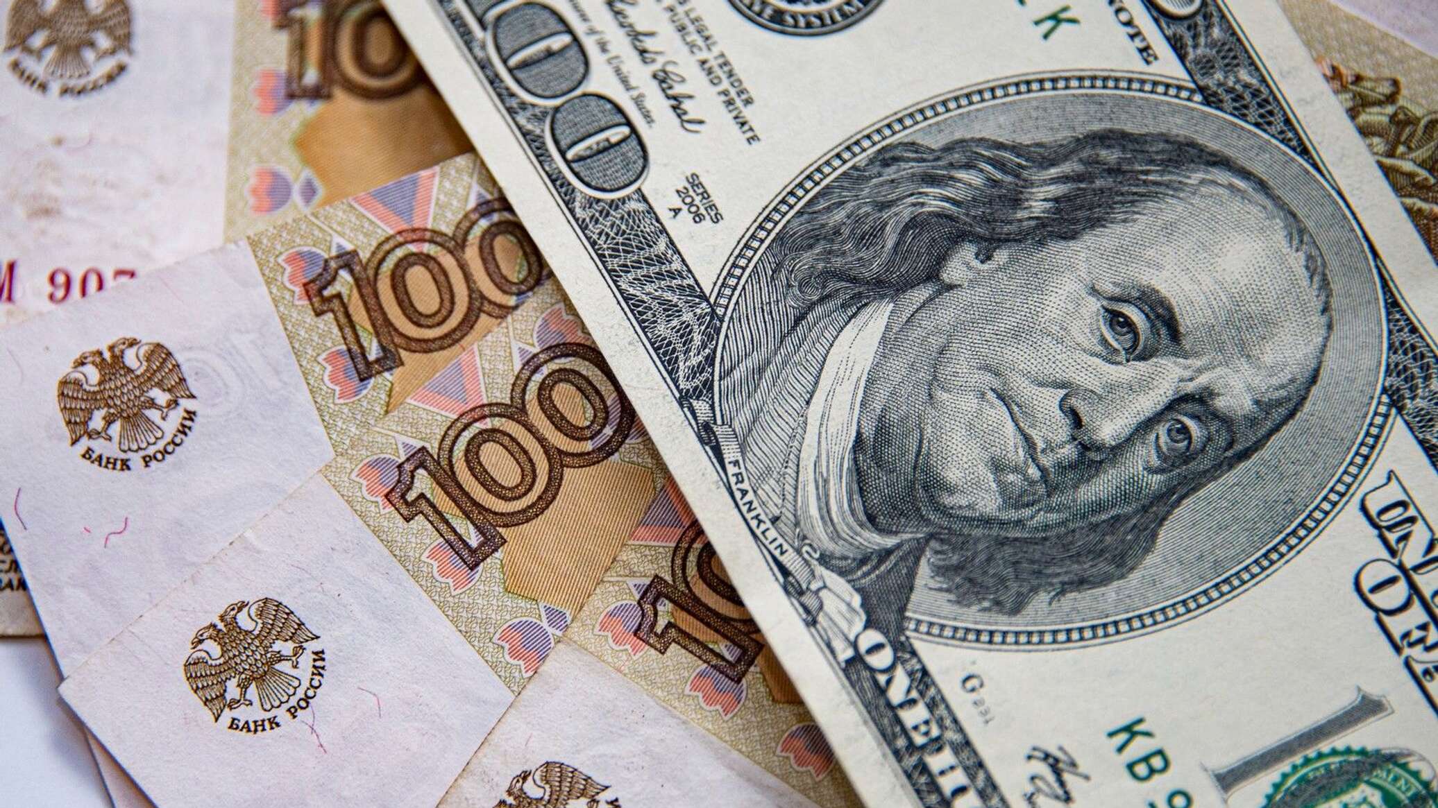 Доллары в рубли показать. Доллары евро фон. 100 Долларов 90 года. Валюта рубль. Доллары в рубли.