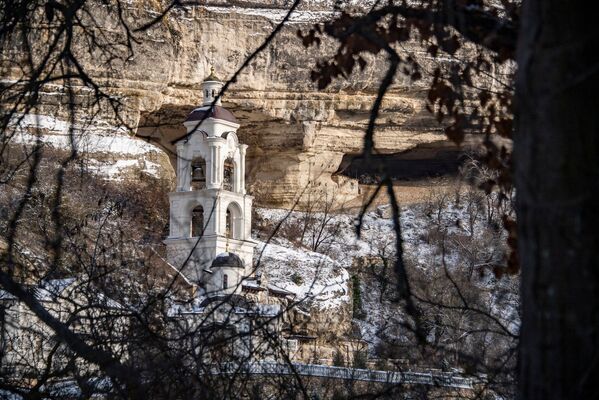 Стоит подняться немного  выше по улице, и здесь в причудливых скалах совсем другие пейзажи - православный монастырь.