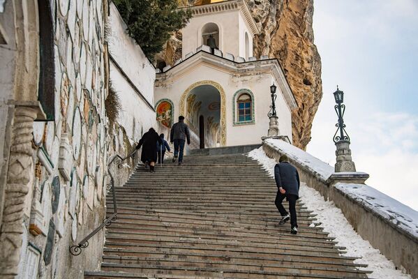 Лестница Успенского монастыря, ведущая в пещерный храм, - одна из визитных карточек Бахчисарая.