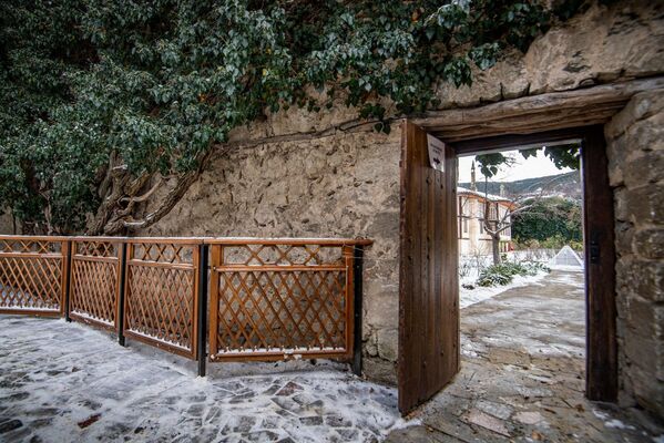 Незаметные калитки в стенах отделяют общественные пространства двора ханского дворца от его потаенных уголков. 