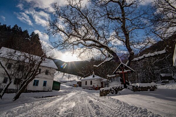 Монастырь расположен в 20 километрах от Алушты на территории Крымского заповедника в окружении гор.