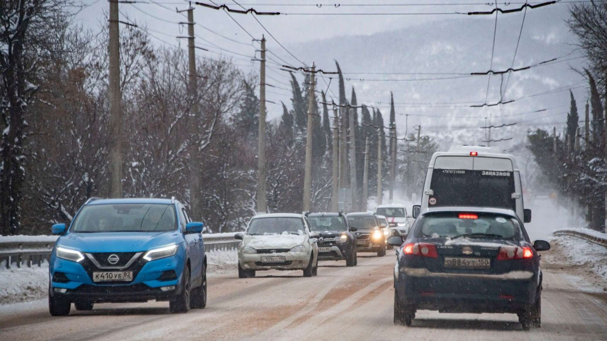 Декабря новости крыма. Автомобиль на дороге. Авто в снегу. Погодные условия. Чрезвычайные ситуации на дорогах.