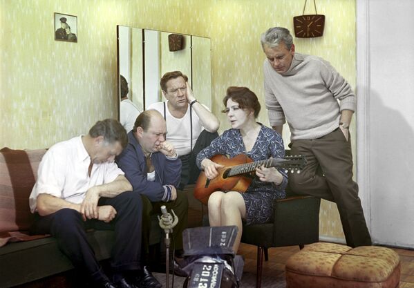 Кадр из фильма Белорусский вокзал (режиссер Андрей Смирнов, киностудия Мосфильм). Слева направо: актеры Анатолий Папанов, Евгений Леонов, Алексей Глазырин, Нина Ургант и Всеволод Сафонов играют роли фронтовых друзей