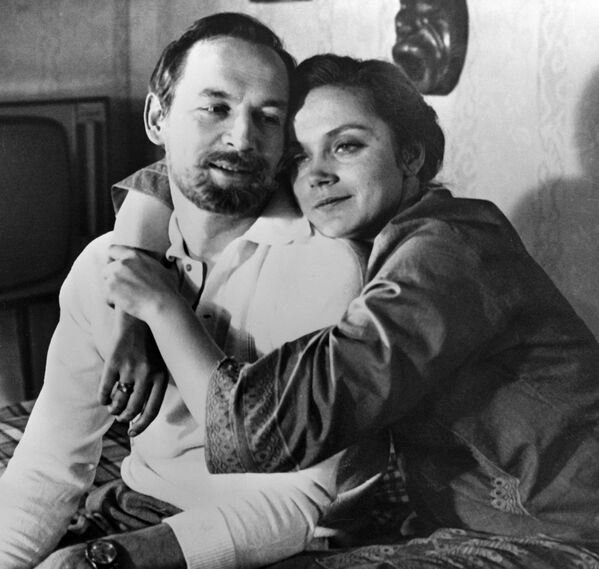 Актриса Ирина Купченко в роли Жени и актер Василий Лановой в роли Николая в фильме Юлия Райзмана Странная женщина Актриса Ирина Купченко в роли Жени и актер Василий Лановой в роли Николая в фильме Юлия Райзмана Странная женщина