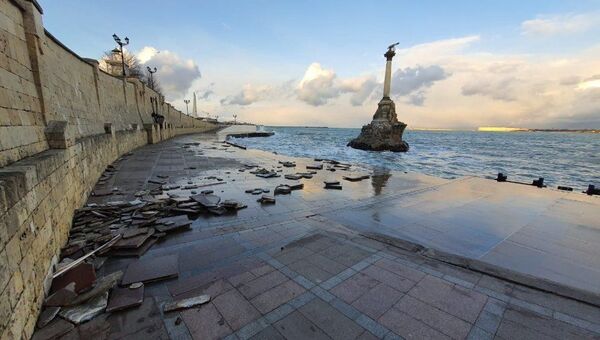 штормом сорвало плитку на набережной в Севастополе