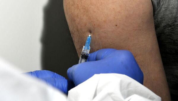 Медицинский работник проводит вакцинацию от COVID-19 вакциной Спутник-V (Гам-КОВИД-Вак) в мобильном пункте в Краснодаре
