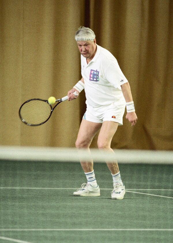Президент РФ Борис Ельцин во время игры в теннис