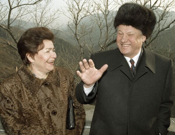 Президент России Борис Ельцин (справа) с супругой Наиной Ельциной (слева) 
