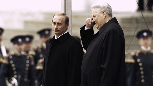 Президент РФ Владимир Путин (слева) и первый Президент РФ Борис Ельцин (справа) стоят на Красном крыльце в день инаугурации В. Путина.