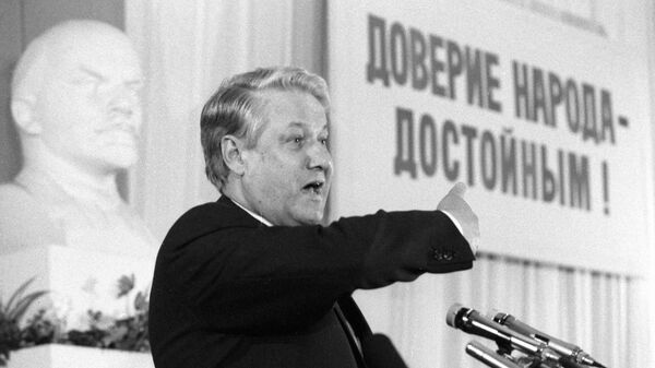Борис Ельцин выступает на встрече с работниками Московского автомобильного завода им. Лихачева 