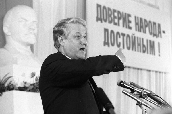 Борис Ельцин выступает на встрече с работниками Московского автомобильного завода им. Лихачева 
