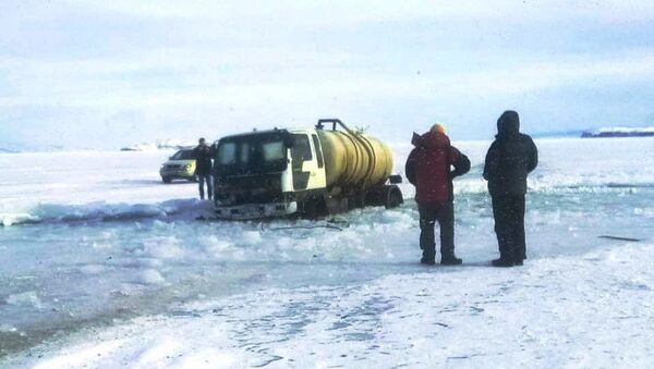На Байкале провалился под лед грузовик с фекалиями