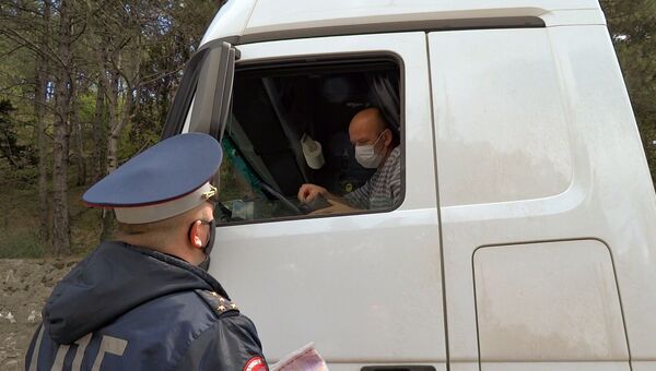 Сотрудник ГИБДД проверяет документы у водителя. Архивное фото