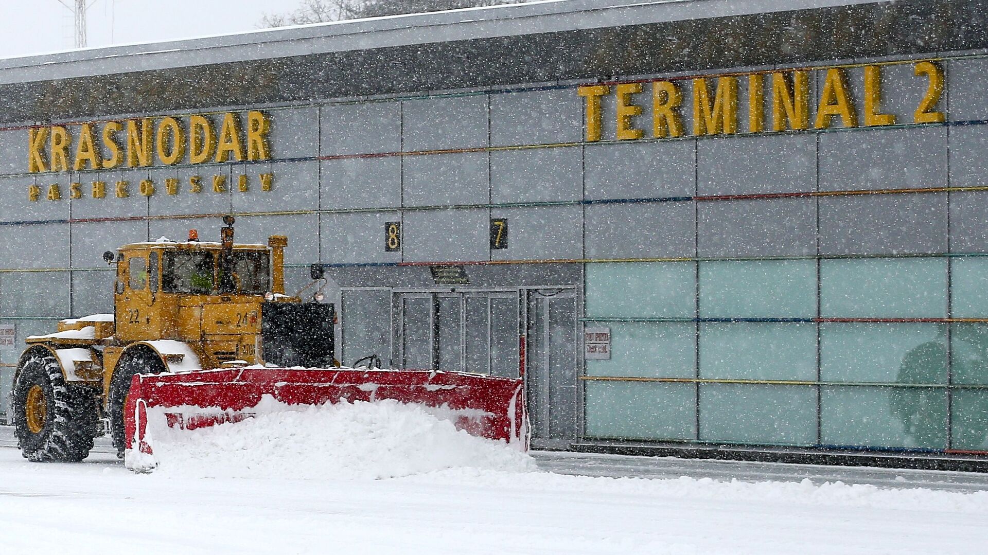 Уборка снега в аэропорту Краснодара - РИА Новости, 1920, 22.01.2022
