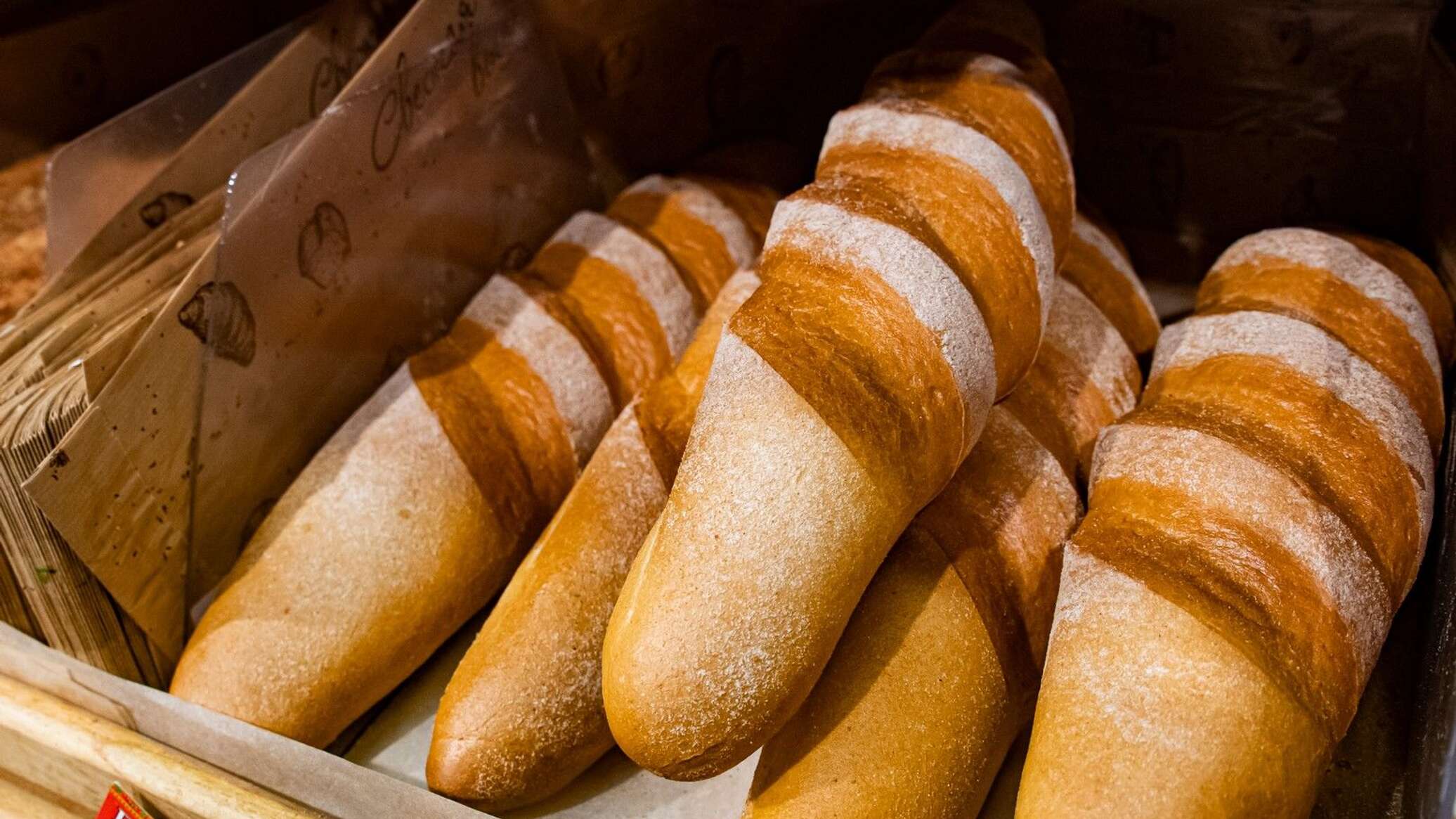 Батон хлеба подорожал на 3 рубля. Хлеб. Хлеб в Европе. Хлеб дорожает. Хлеб растет.