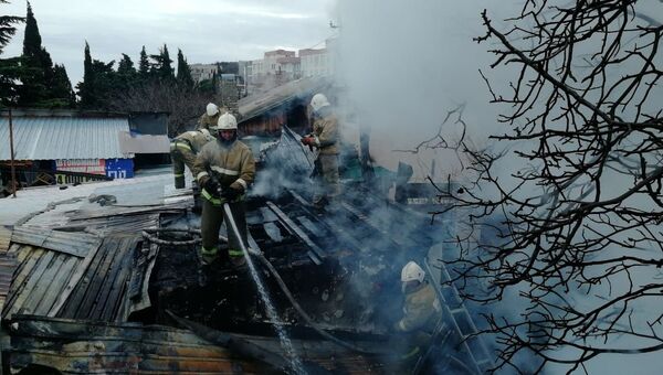 В пригороде Симферополя двух человек спасли из пылающего дома 