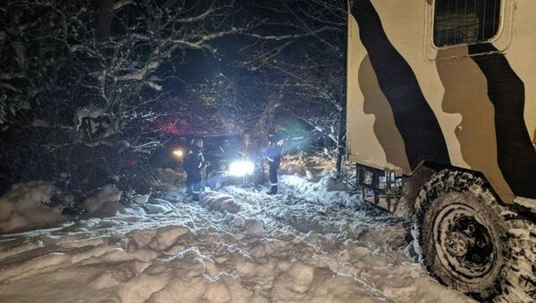 С плато Караби-Яйла эвакуировали два застрявших в снегу автомобиля 