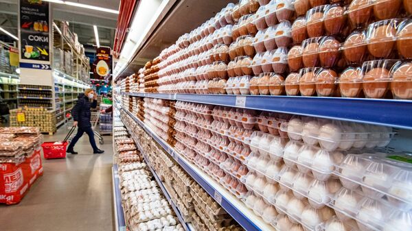 В супермаркете выбор яйца покупатель продукты корзина потребитель