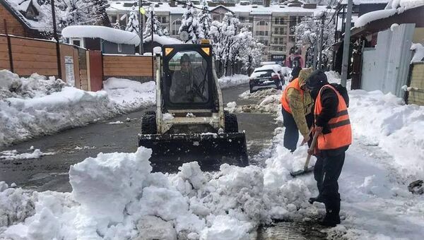 Снегопад в Сочи оставил людей без электричества