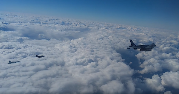 Истребителя Су-27 ВВС и ПВО Южного военного округа контролируют полет самолета-заправщика и двух тактических истребителей ВВС Франции