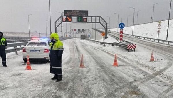 Посты ГИБДД перекрыли трассу перед Крымским мостом