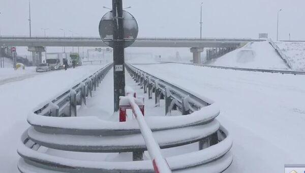 Из-за снегопада перекрыто движение по трассе Таврида к Крымскому мосту