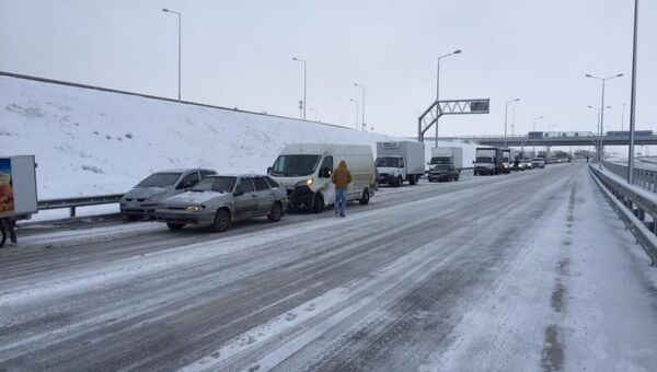 По направлению к Крымскому мосту со стороны Кубани выставлены отряды ГИБДД, направляющие транспорт на перехватывающую парковку