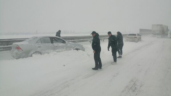 Машины застряли в снегу на трассе Таврида