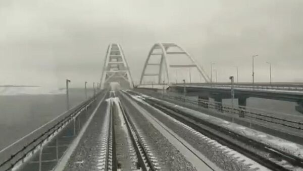 Поезд едет по Крымскому мосту