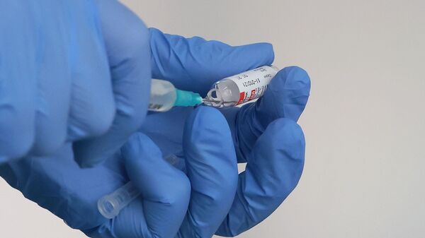 Медицинский работник набирает в шприц российский препарат Гам-Ковид-Вак (Спутник V) для вакцинации