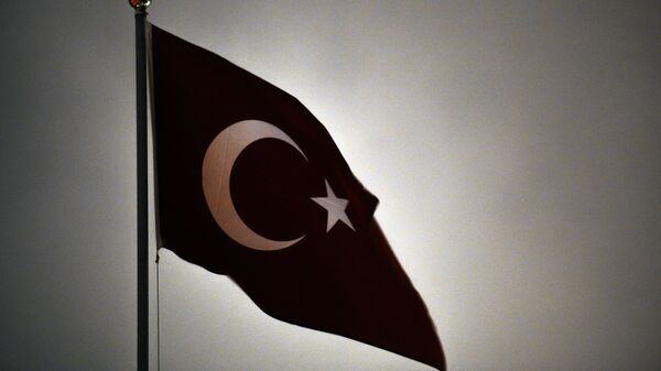 Флаг Турецкой Республики на здании посольства Турецкой Республики в Москве