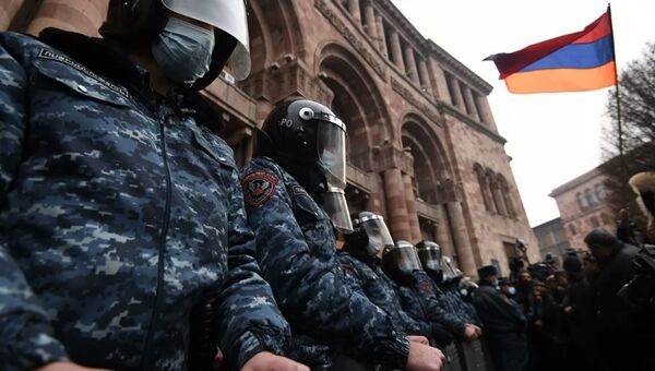 В Ереване сторонники оппозиции ворвались в здание правительства