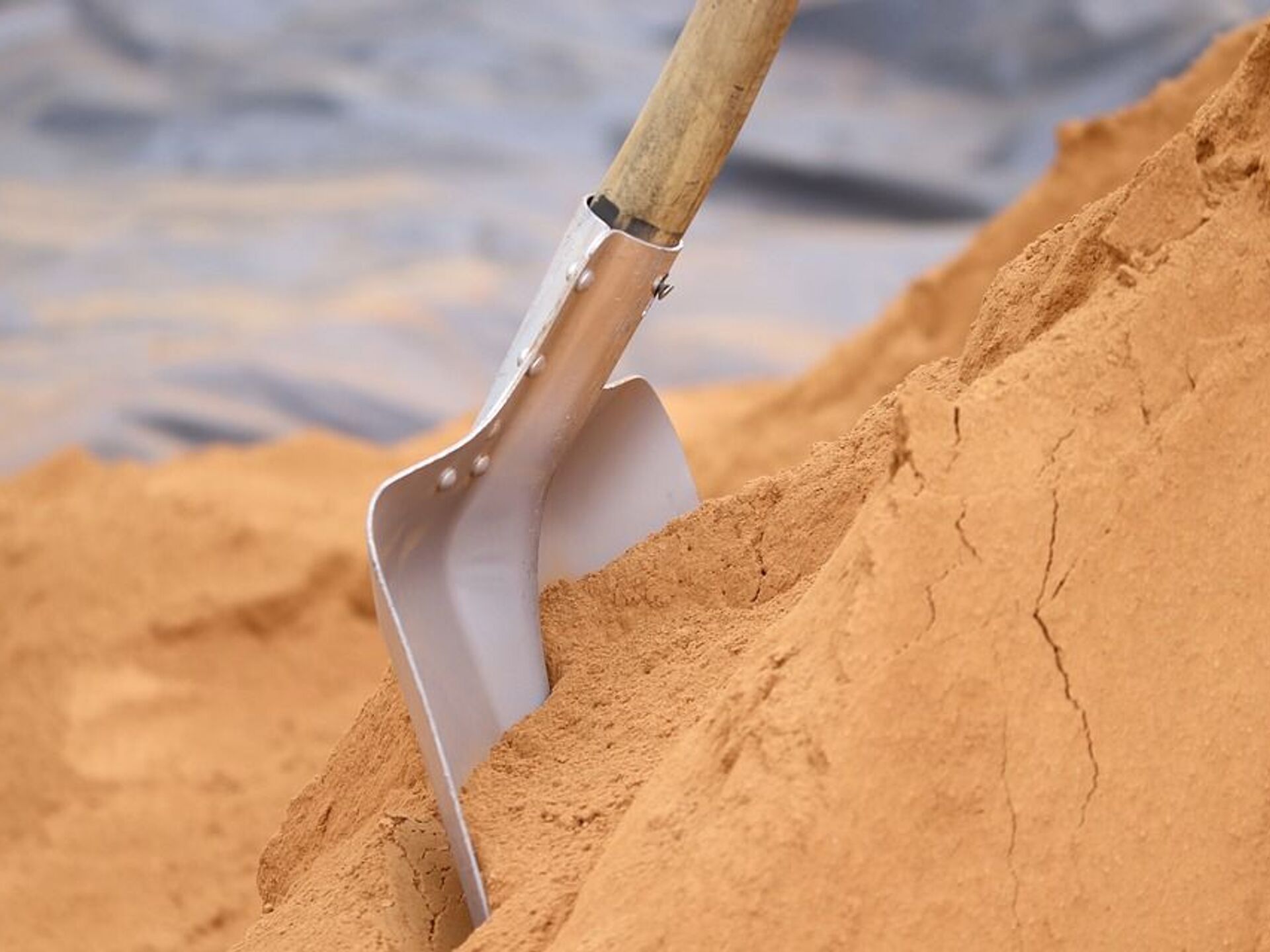 Использовать практически в любом. Песок плывун. Песок сеяный. Лопата в песке. Штукатурка песок.