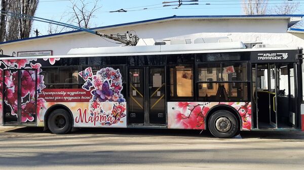 Празднично украшенный к 8 марта троллейбус
