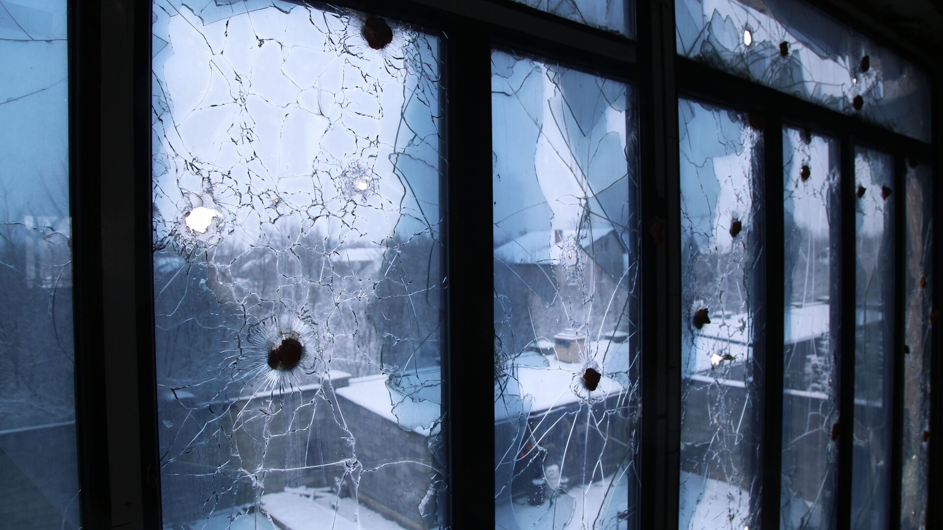 Следы от пуль на окне в одном из домов в поселке Веселое Донецкой области, получившем повреждения во время боевых действий в ДНР - РИА Новости, 1920, 28.10.2021